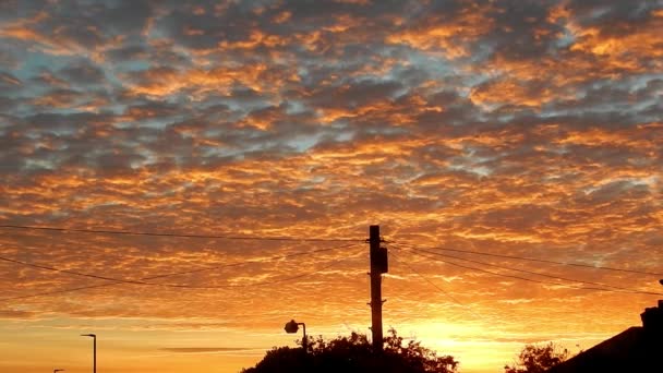 Καταπληκτικό Χρώμα Ανατολή Πορτοκαλί Σύννεφα Χρόνο Lapse Γρήγορη Κινούμενη Σιλουέτα — Αρχείο Βίντεο