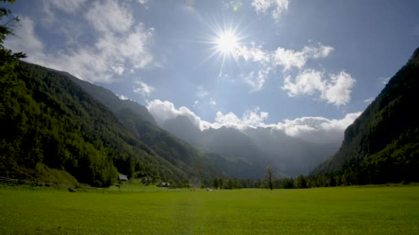 斯洛文尼亚洛加尔斯卡谷地的全景全景 背景为森林和高山的绿地 坍塌的天空 戏剧性的天空 带有故意镜头耀斑的太阳星 — 图库视频影像