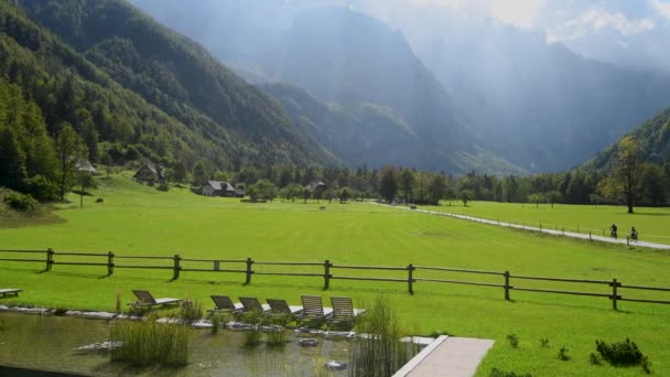 Красивый Вид Логарскую Впадину Словеню Зеленые Мегаполисы Лесом Высокими Горами — стоковое видео