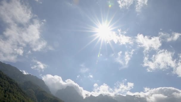Вид Логарскую Впадину Словеню Зеленые Мегаполисы Лесом Высокими Горами Заднем — стоковое видео