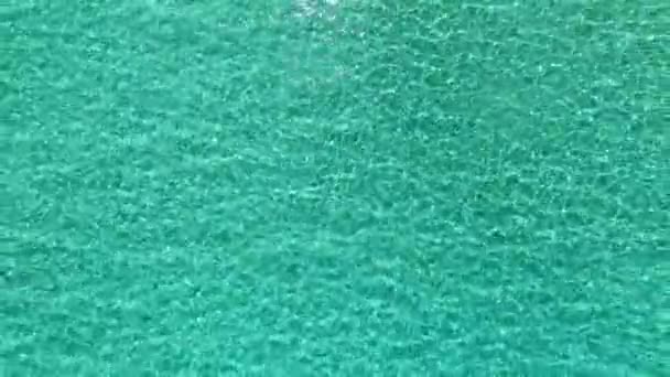 Aerial Drone Shot Looking Turquoise Clear Tropical Waters Camera Rises — Vídeo de stock