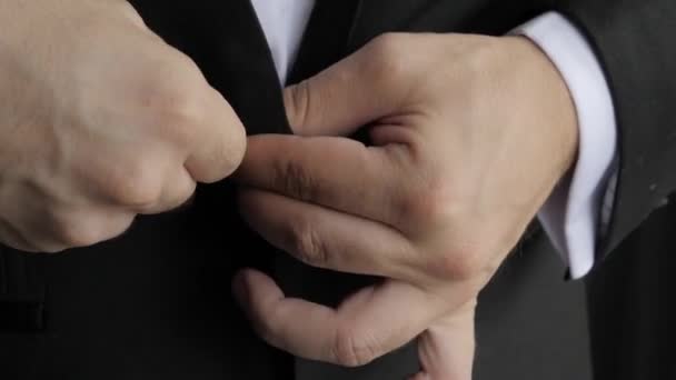Κοντινό Πλάνο Των Αρσενικών Χεριών Κάνει Μέχρι Κουμπί Ένα Σακάκι — Αρχείο Βίντεο