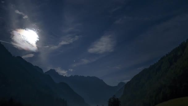 Timelapse Alpine Valley Night Full Moon Illuminated Farmhouse Cottage Full — Αρχείο Βίντεο