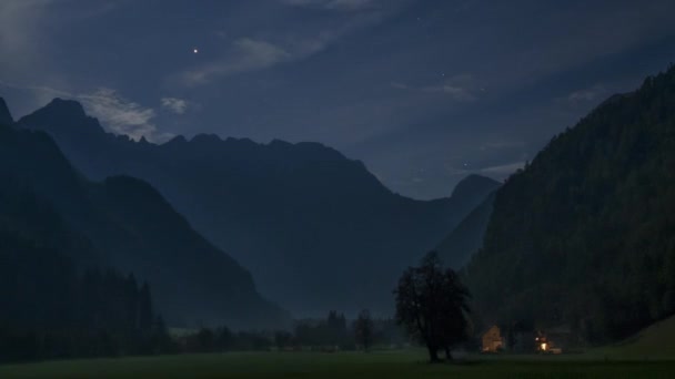 Timelapse Alpine Valley Night Full Moon Light Illuminated Farmhouse Cottage — стокове відео