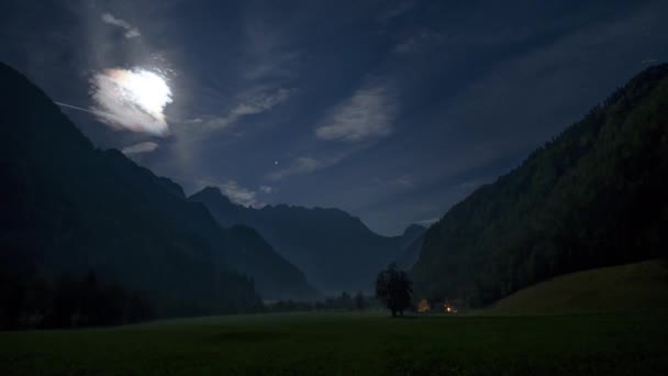 Timelapse Del Valle Alpino Por Noche Bajo Luna Llena Casa — Vídeos de Stock