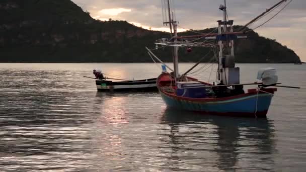 Barcos Pesca Tailandeses Baía Durante Nascer Sol — Vídeo de Stock