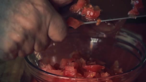 Mâinile Închid Tăierea Unei Roșii Pătrat Pentru Salată — Videoclip de stoc