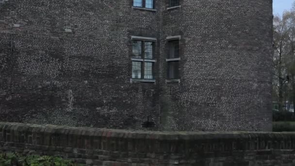 Der Burgturm Kippt — Stockvideo