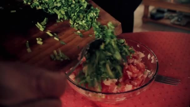 Close Cutting Board Full Coriander Added Salad — Vídeos de Stock