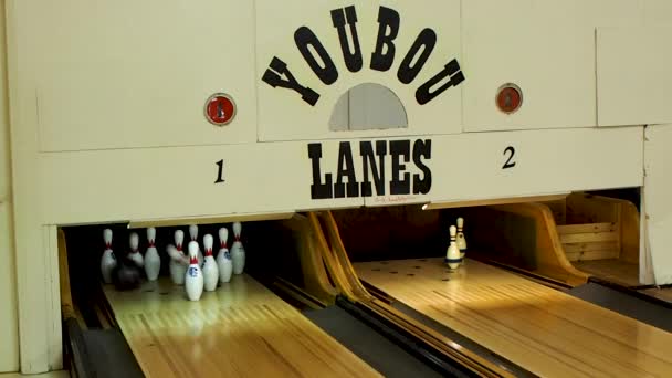 Bowling Old Blowing Alley Kids Setting Pins — Stockvideo