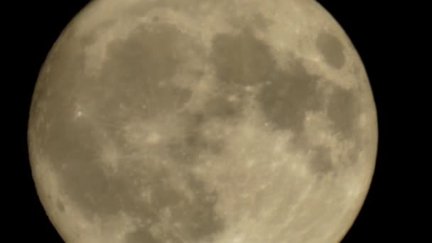 关闭月亮移动上升穿过夜空 卫星表面的详细观点 — 图库视频影像