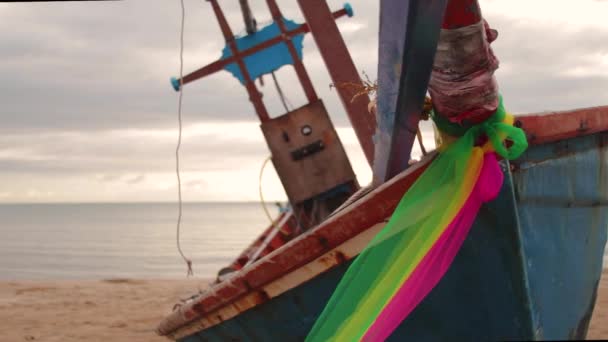 Закрыть Снимок Деревянного Тайского Рыболовецкого Судна Пляже Время Восхода Солнца — стоковое видео