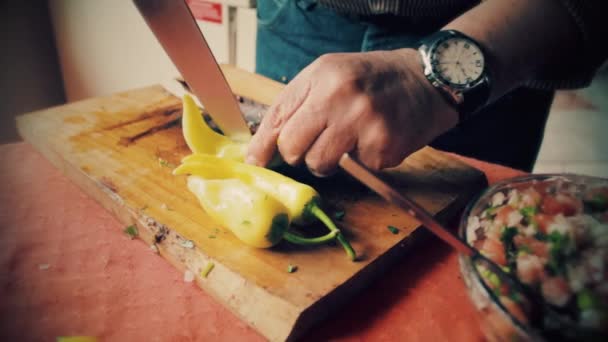 Cutting Green Pepper Old Style Cutting Board Make Chilean Organic — Vídeo de stock