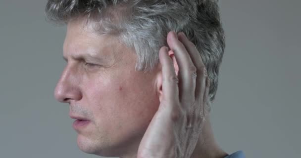 Зрелый Человек Обнимает Ухо Пытаясь Услышать Разговор — стоковое видео