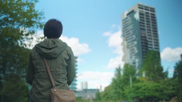 Woman Short Hair Sitting Park Beautiful Autumn Day — Stockvideo