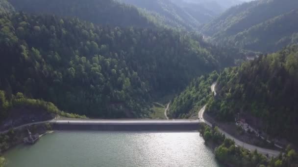 Aerial Shot Reservoir Amongst Valley Green Woodland Clear Skies — Stockvideo