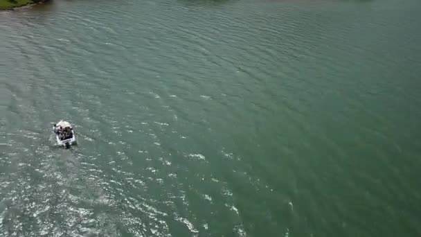 Aerial Panning Shot People White Motor Boat Lake Water — Vídeo de Stock