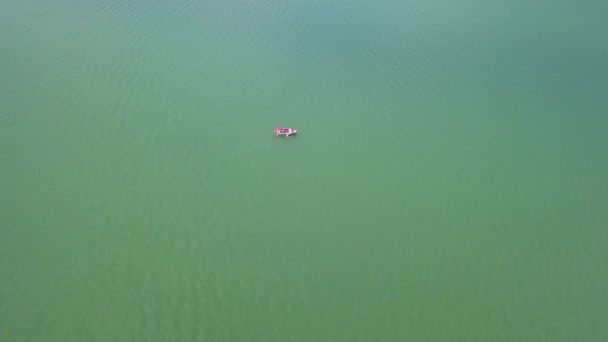 Aerial Approach Shot Lake Boat Floating Middle Top Shot — Vídeo de Stock