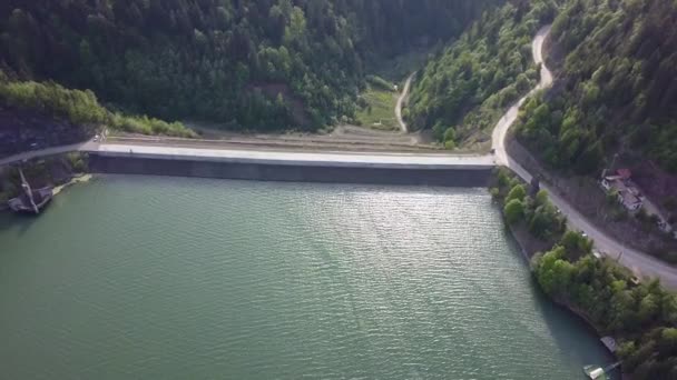 Aerial Backwards Panning Reservoir Edge Valley Background – stockvideo