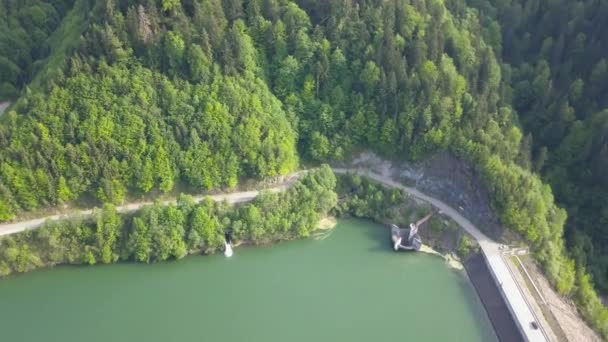 Aerial Downwards Pan Lake Reservoir Road Right Frame Car Driving — Stock videók