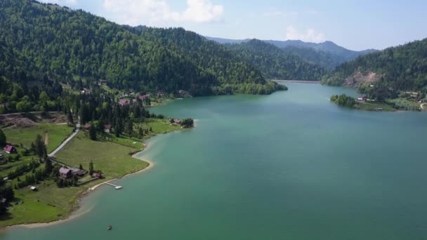 Aerial Slow Panning Shot Lake Clear Water Trees Background Valley — Stockvideo
