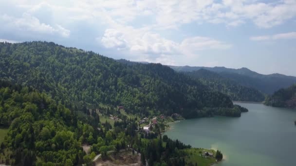 Aerial Downwards Pan Lanscape Shot Valley Lake Woodland — Stock video
