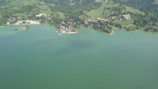 Aerial Apprpach Shot Lake Green Forests Sunny Day — Stok video