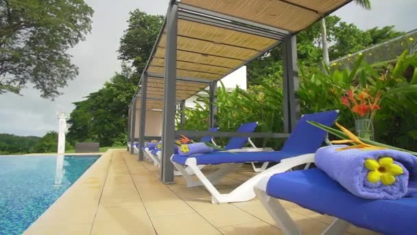 Deitado Cadeiras Beira Piscina Ambiente Tropical Céu Nublado Durante Dia — Vídeo de Stock