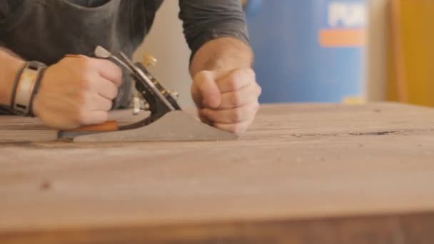 Carpinteiro Experiente Mão Aplainando Tampo Mesa Madeira Natural Para Tirar — Vídeo de Stock