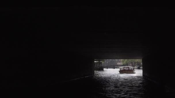 Typowy Rejs Statkiem Słynnych Kanałach Amsterdamu Mijając Mosty — Wideo stockowe