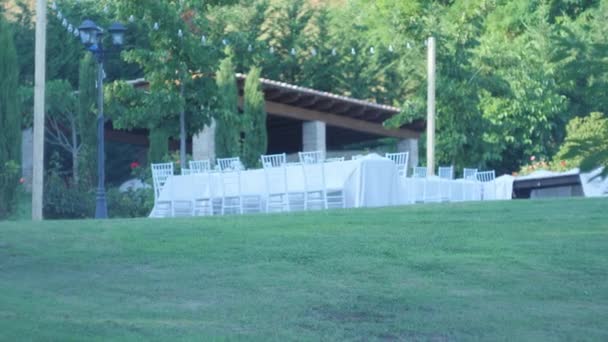 Total Shot Dining Table Chairs Day Wedding Table Situated Exterior — Stockvideo