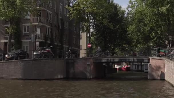 Navigate Touristic Boat Small Canals Amsterdam City — Vídeo de stock