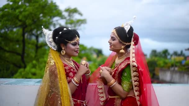 Two Happy Friends Indian Bengali Brides Talking Laughing Together Outdoor — Stock video