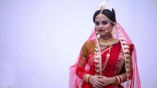 Isolated Indian Bengali Bride Wearing Red Saree Smiles White Background — Stok Video