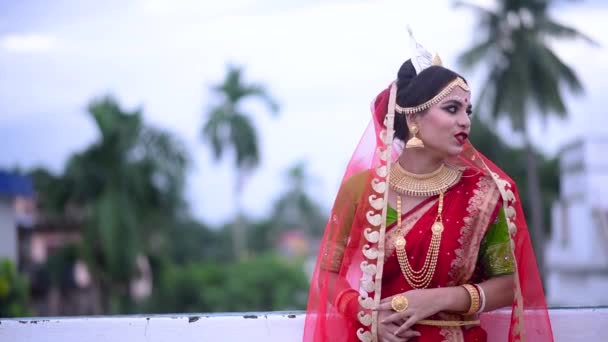 Smiling Indian Bengali Bride Walks Roof Cloudy Dark Sky Sunset — 비디오
