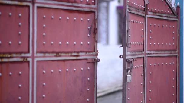 Smiling Indian Bengali Bride Comes Big Gate — Vídeos de Stock