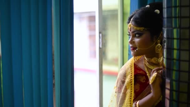 Ρομαντικό Και Στοχαστικό Ινδική Νύφη Κοιτάζοντας Έξω Από Παράθυρο Βράδυ — Αρχείο Βίντεο