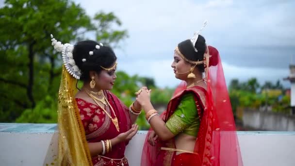 Dos Alegres Novias Bengalíes Indias Riendo Juntas Hablando Cielo Nublado — Vídeos de Stock