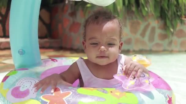 Uma Foto Próxima Bebê Divertindo Dispositivo Flutuação Piscina Infantil — Vídeo de Stock