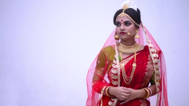 Smutná Nešťastná Indická Bengálská Nevěsta Proti Bílé Zdi — Stock video