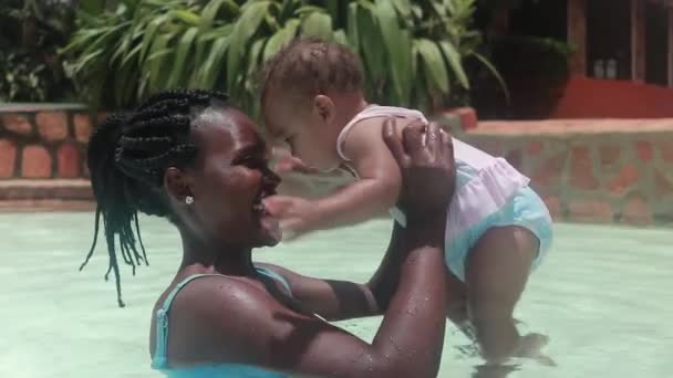 Een Afrikaanse Vrouw Haar Dochtertje Spelen Liefdevol Samen Een Zwembad — Stockvideo