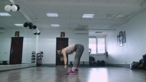 Caucasian Female Dancer Choreographer Doing Warming Moves Big Mirror Wall — Vídeo de Stock