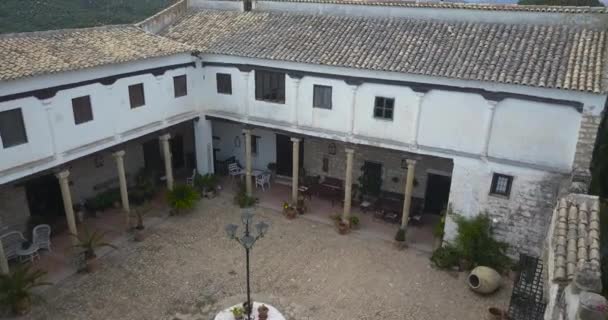 Αεροφωτογραφία Παραδοσιακού Ισπανικού Εξοχικού Σπιτιού Περιτριγυρισμένο Από Ελιές — Αρχείο Βίντεο