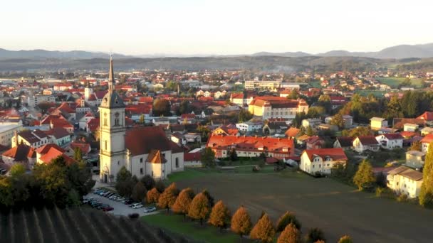 小中世纪欧洲镇的空中全景看法 Slovenska Bistrica 斯洛文尼亚与教会和城堡在日出 — 图库视频影像