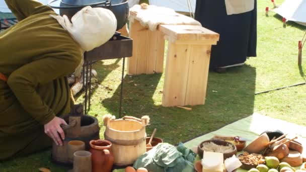 Medieval Fair Woman Starting Camp Fire Next Prepared Food — Vídeo de Stock