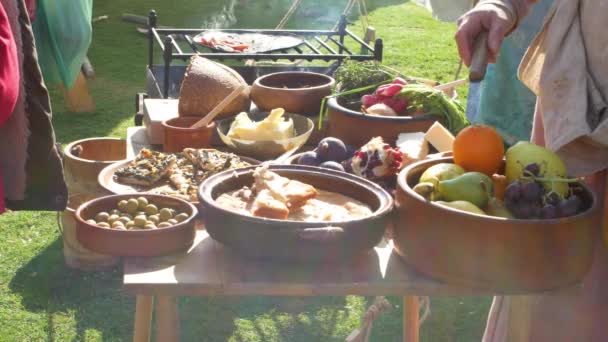 Навіть Середньовіччі Жінка Говорить Про Різну Їжу Столі Тримаючи Ніж — стокове відео