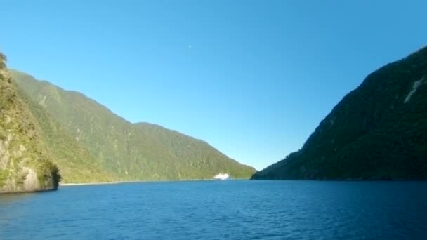 Wide Shot Cruises Ship Fiord Tall Mountains Milford Sound New — Stok video