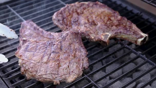 Découpe Steak Succulent Tendre Sur Gril Révélant Degré Cuisson Moyen — Video