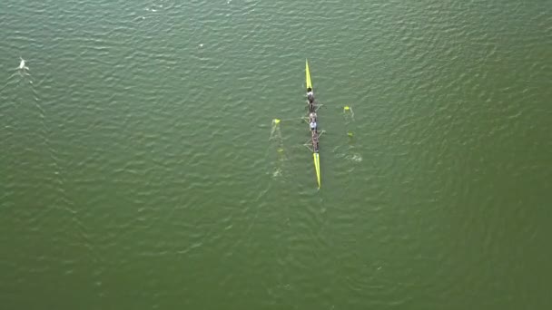 Aerial View Two People Rowing Yellow Boat Lake Next Two — Stockvideo