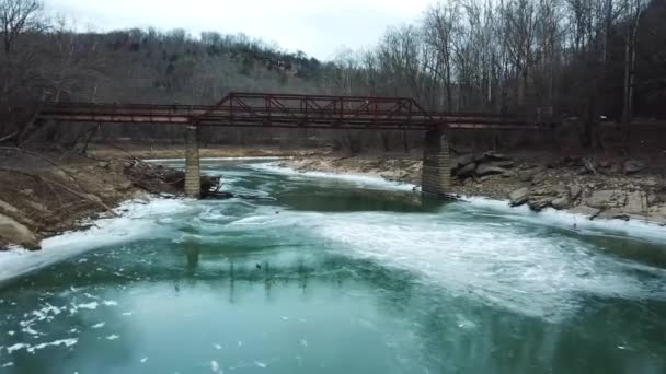 Drone Gaat Onder Roestige Voetgangersbrug Icy River — Stockvideo